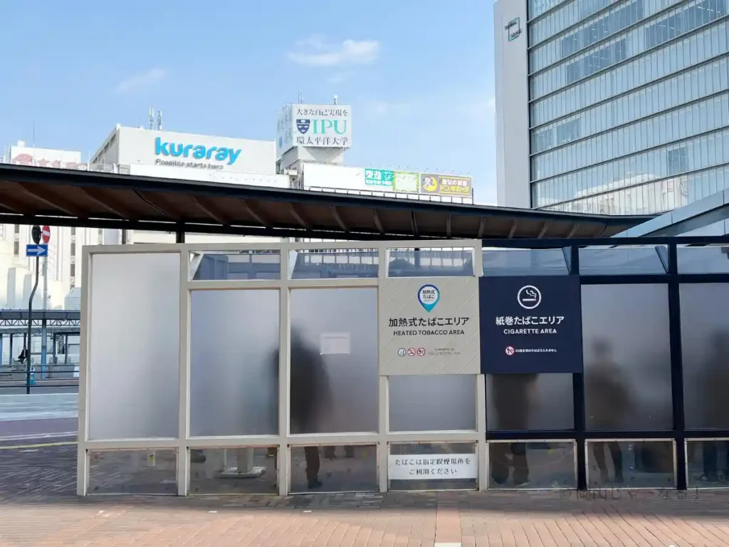 岡山駅東口広場の喫煙所。加熱式と紙巻とで分かれている