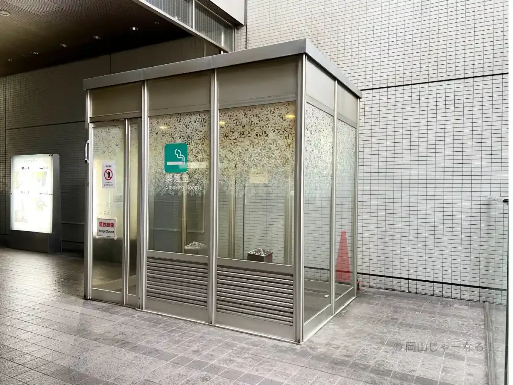 ANAクラウンプラザホテル岡山1階の南側にある喫煙所