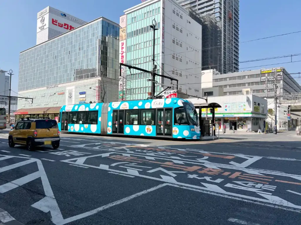 岡山城方面へ向かう岡山電気軌道の路面電車の写真。東山線の車両が走っている様子