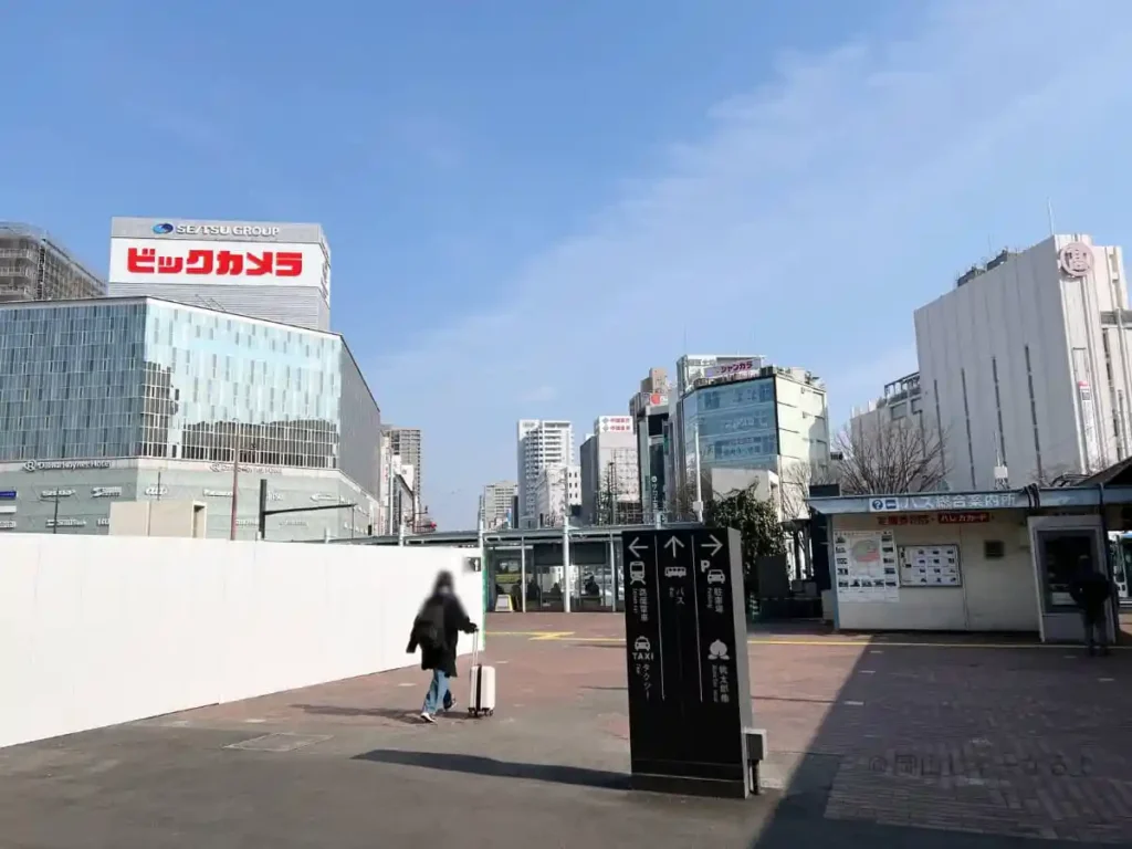 岡山駅東口の駅前広場の様子。バス乗り場と路面電車乗り場の方向が分かる風景