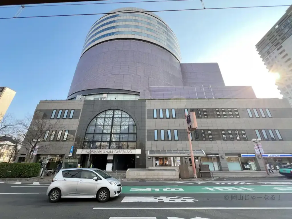 城下電停側から見た岡山シンフォニービルの外観。路面電車ルートと徒歩ルートの合流地点