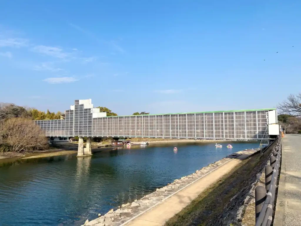 旭川にかかる月見橋の写真。後楽園へ向かう橋だが、岡山城へ行く際は渡らず直進する場面