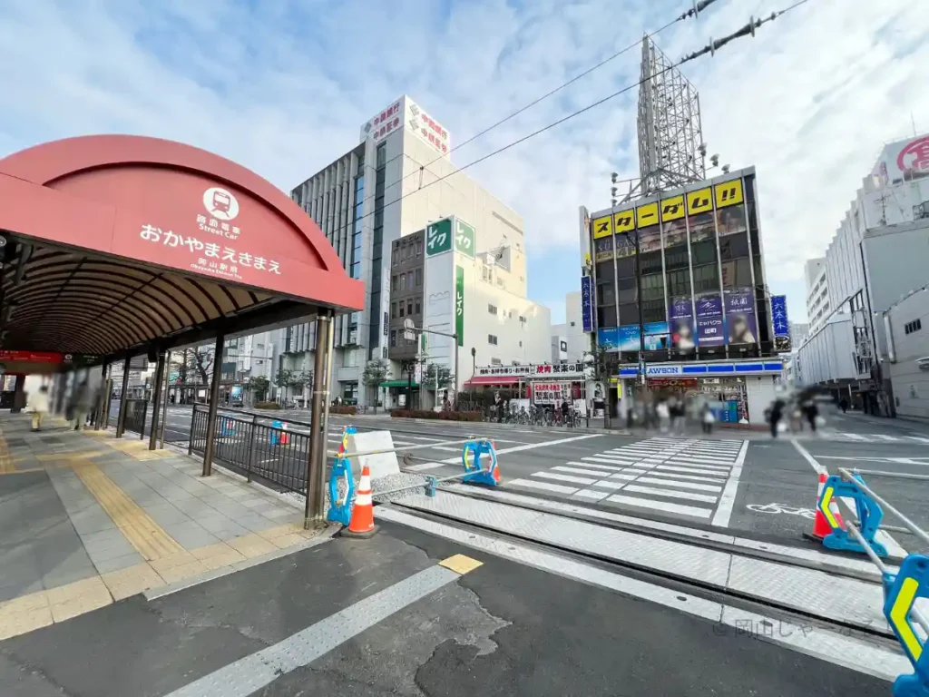 岡山駅前電停。乗り場から横断歩道を渡る