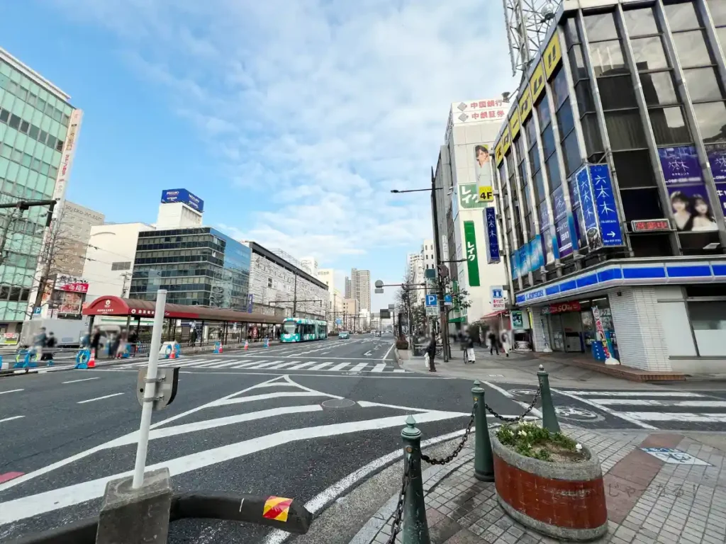 岡山東口側の駅前。大通り沿いに進む
