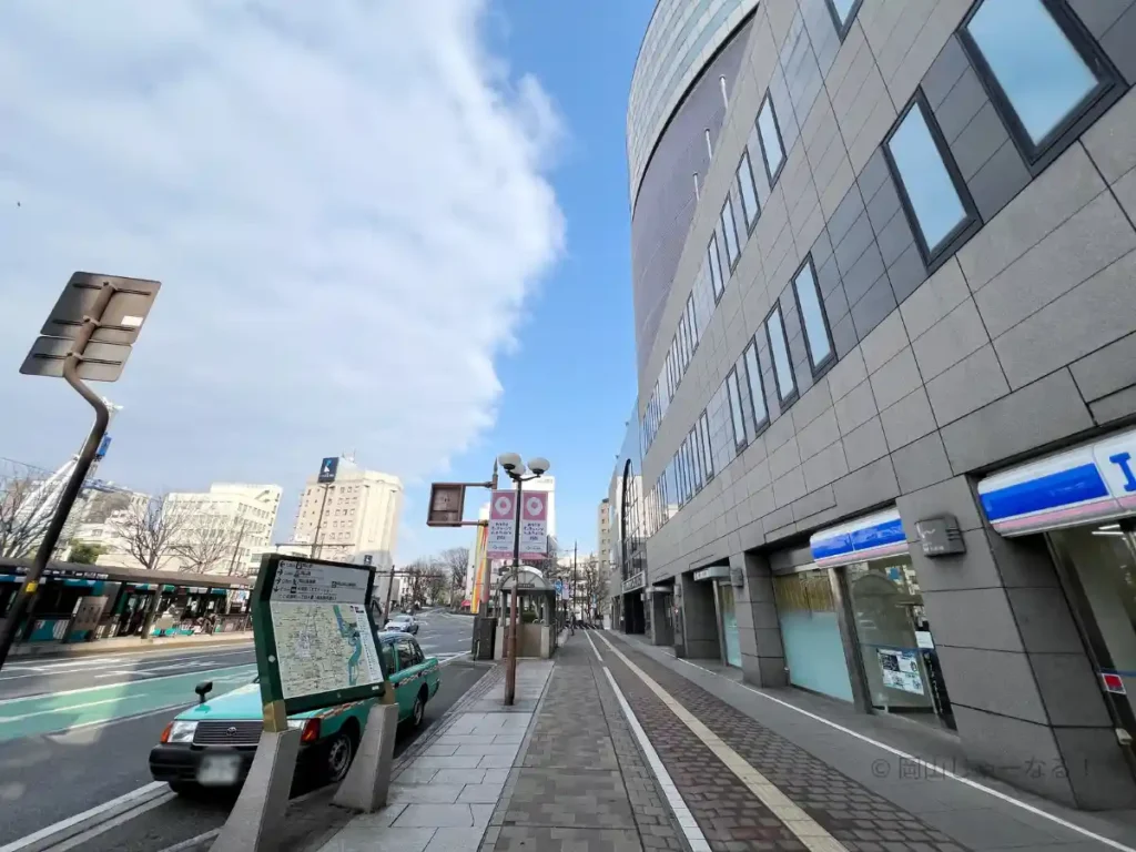 柳川交差点側から見た岡山シンフォニービルの外観。徒歩ルートが路面電車ルートと合流する地点