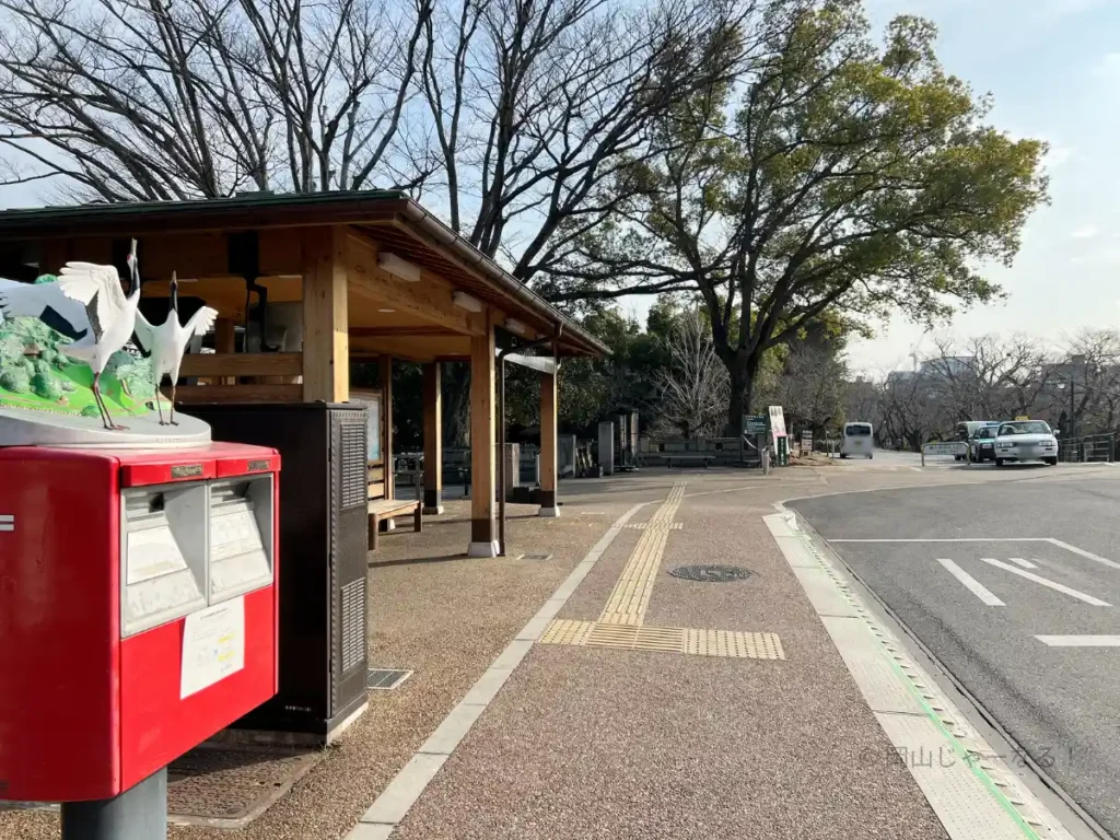 後楽園正門近くにある後楽園のバス停の写真。岡山駅方面行きバス乗り場