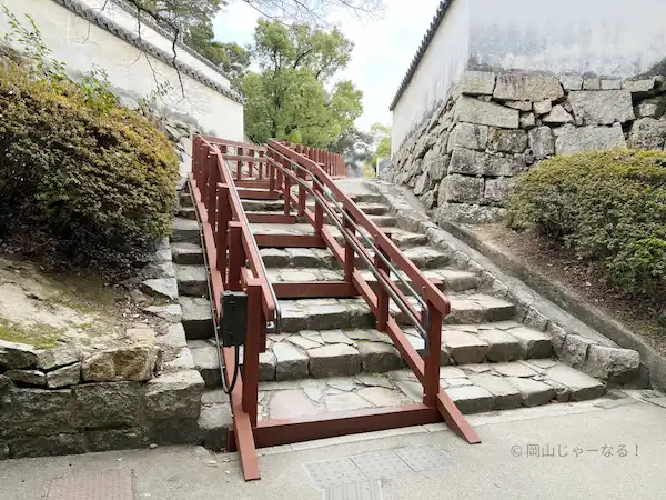 岡山城廊下門を入ってすぐの階段