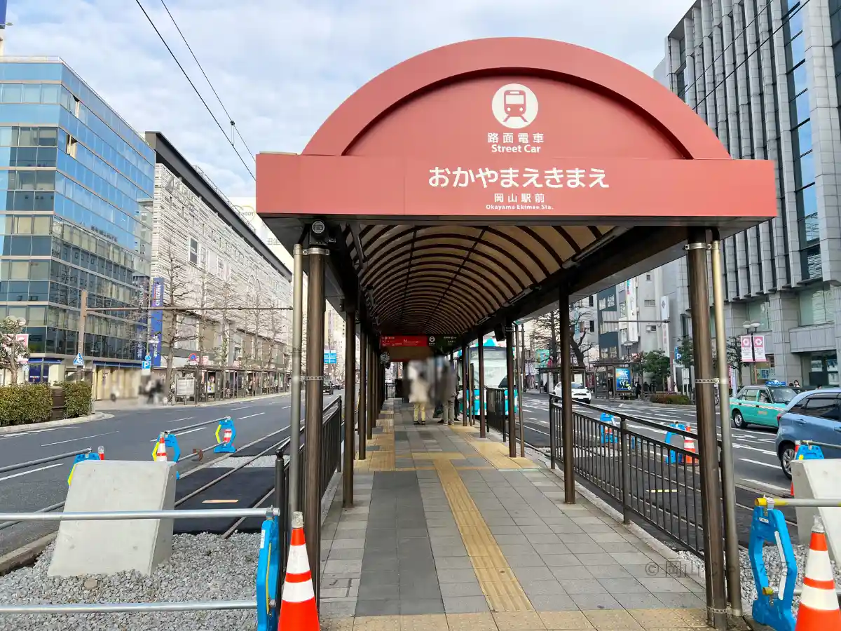岡山駅から路面電車の乗り場への行き方のアイキャッチ画像。岡山駅前の路面電車乗り場周辺の雰囲気