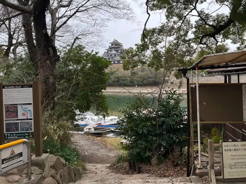 後楽園南門を出ると正面に岡山城が見える