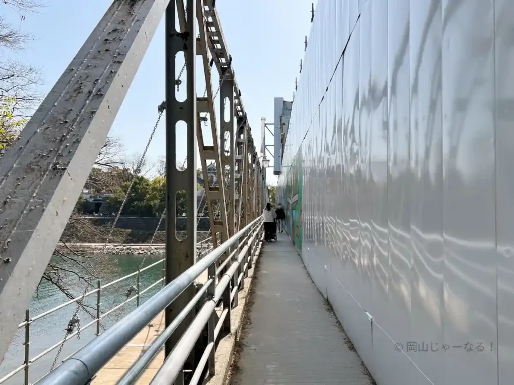 後楽園側からの月見橋の入口。岡山城へ向かう橋