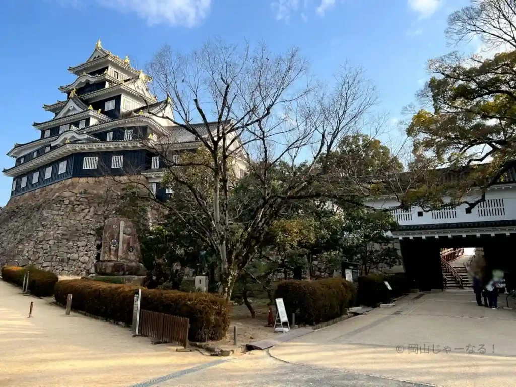 岡山城の天守閣前。ここから入城