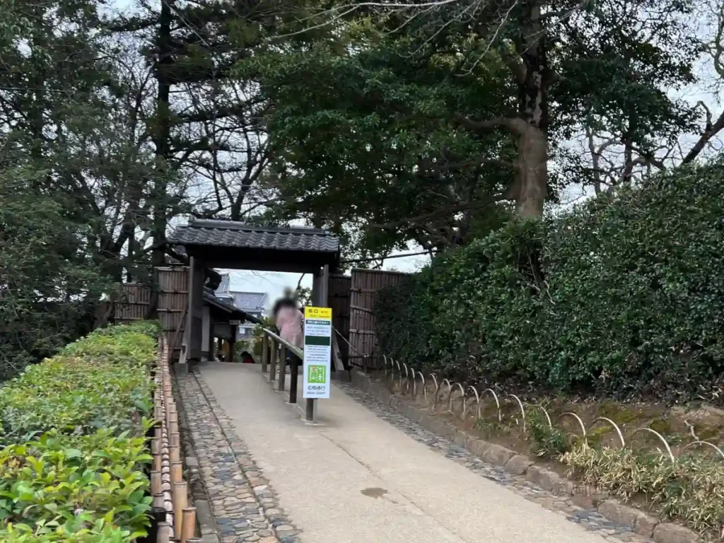 後楽園園内から南門までの坂道