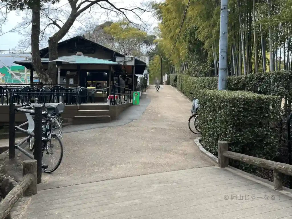 南門を出て月見橋へ向かう上り坂