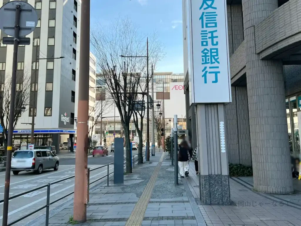 ホテルグランヴィア岡山の角から見えるイオンモール岡山のロゴ。ここを右に曲がるとイオン前の大通りに出る