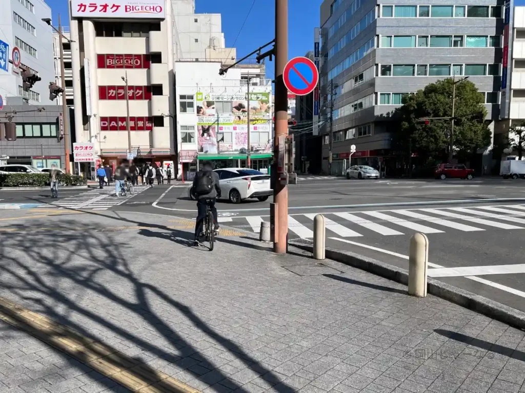 イオンモール岡山前の交差点。右の横断歩道を渡ると東A市役所筋側入口に到着する