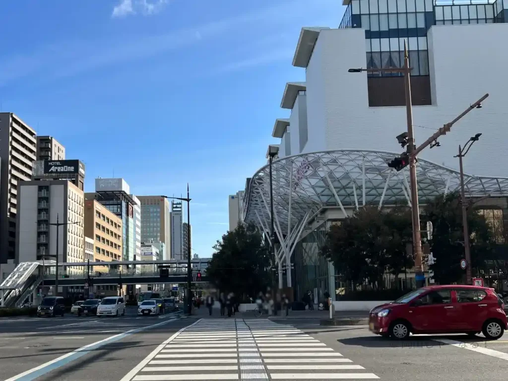 イオンモール岡山 東A市役所筋側入口の外観。岡山駅からの地上ルートの到着地点