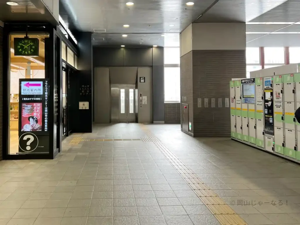 岡山駅東口の大階段左奥にある地下1階へ降りるエレベーター