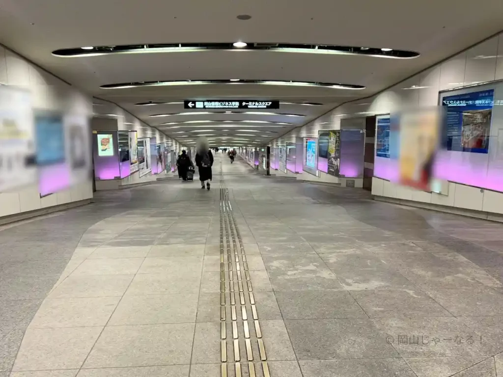 イオンモール岡山へ続く地下通路の一本道。左折後はこの通路をまっすぐ進むだけ