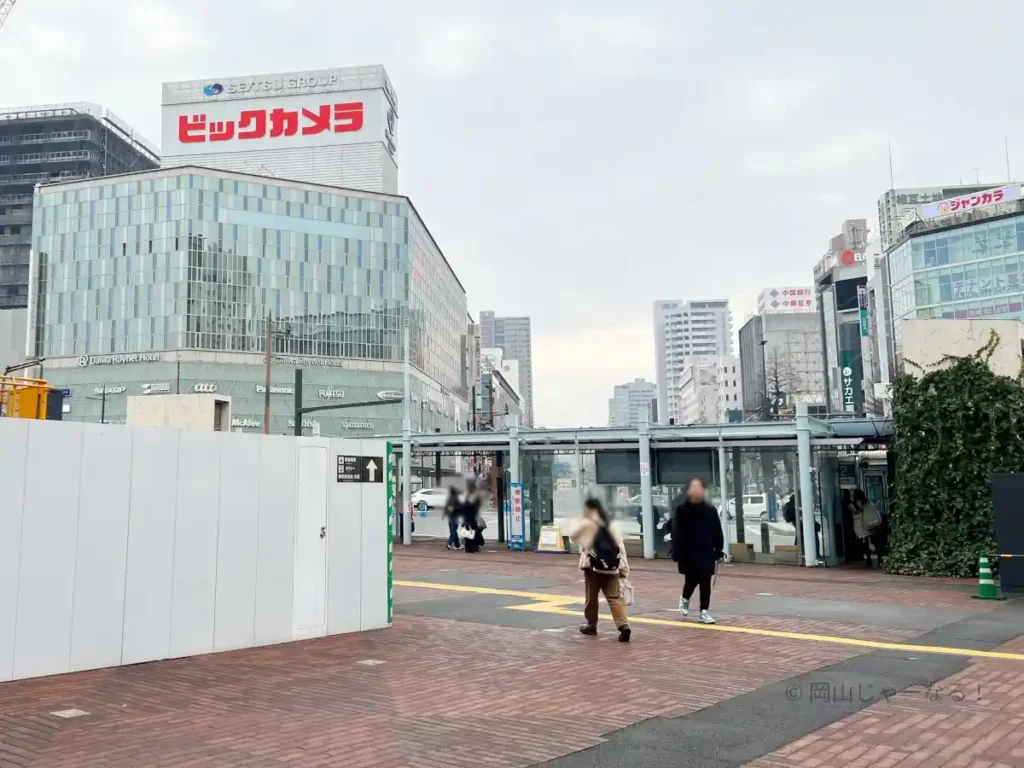 岡山駅東口の駅前広場のバス停が映る。