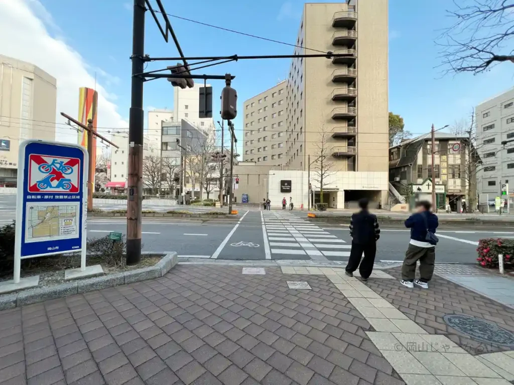 岡山シンフォニービルを通り過ぎての横断歩道と信号機。ここは道路を渡る場面。