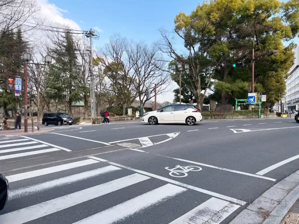 石山公園前の横断歩道と信号。旭川沿いの遊歩道へ向かうために渡る交差点。