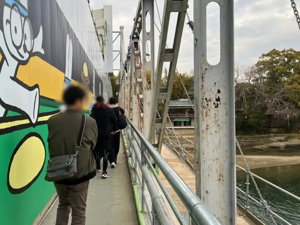 旭川にかかる月見橋。後楽園へ向かう橋で、渡る場面。