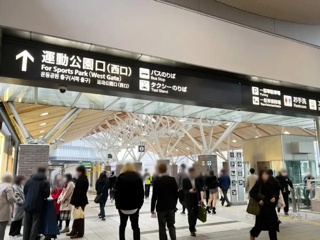 駅改札側から西口への通路