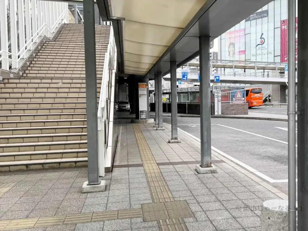 見落としやすい24番のりばのバス停の場所がわかる