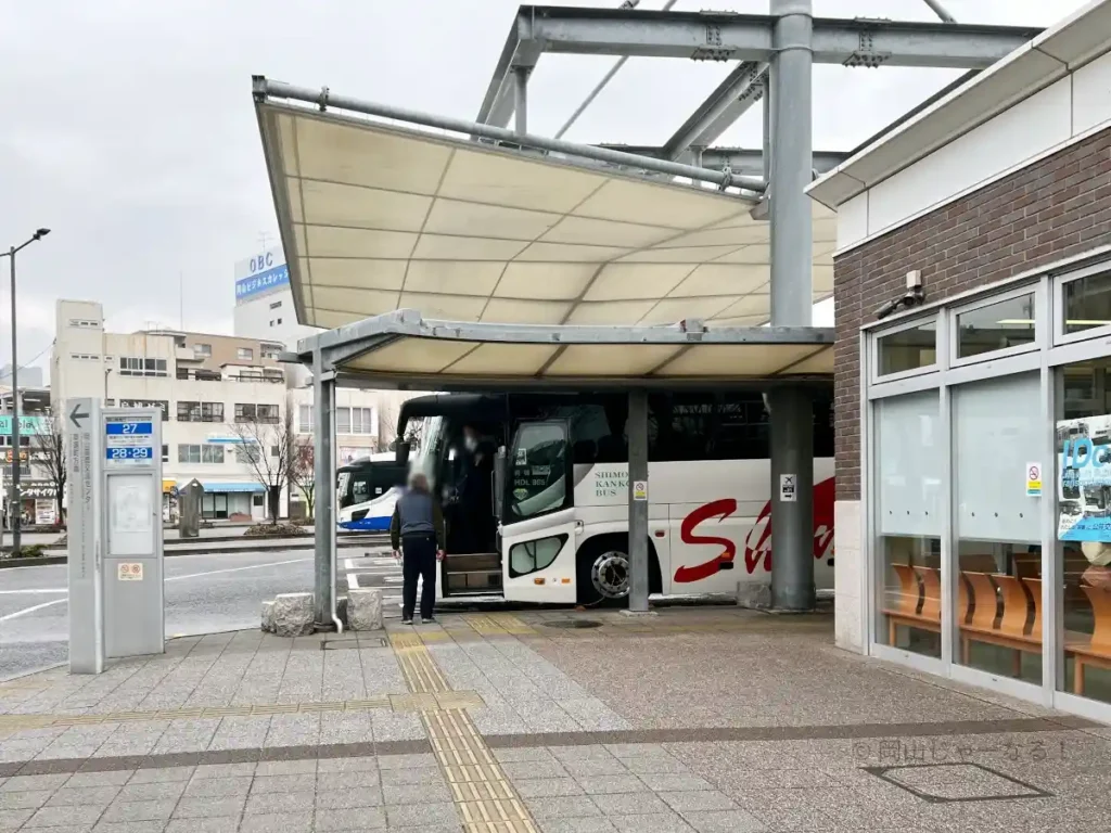 27番のりばの標識とガラス張りの待合室との位置がわかる