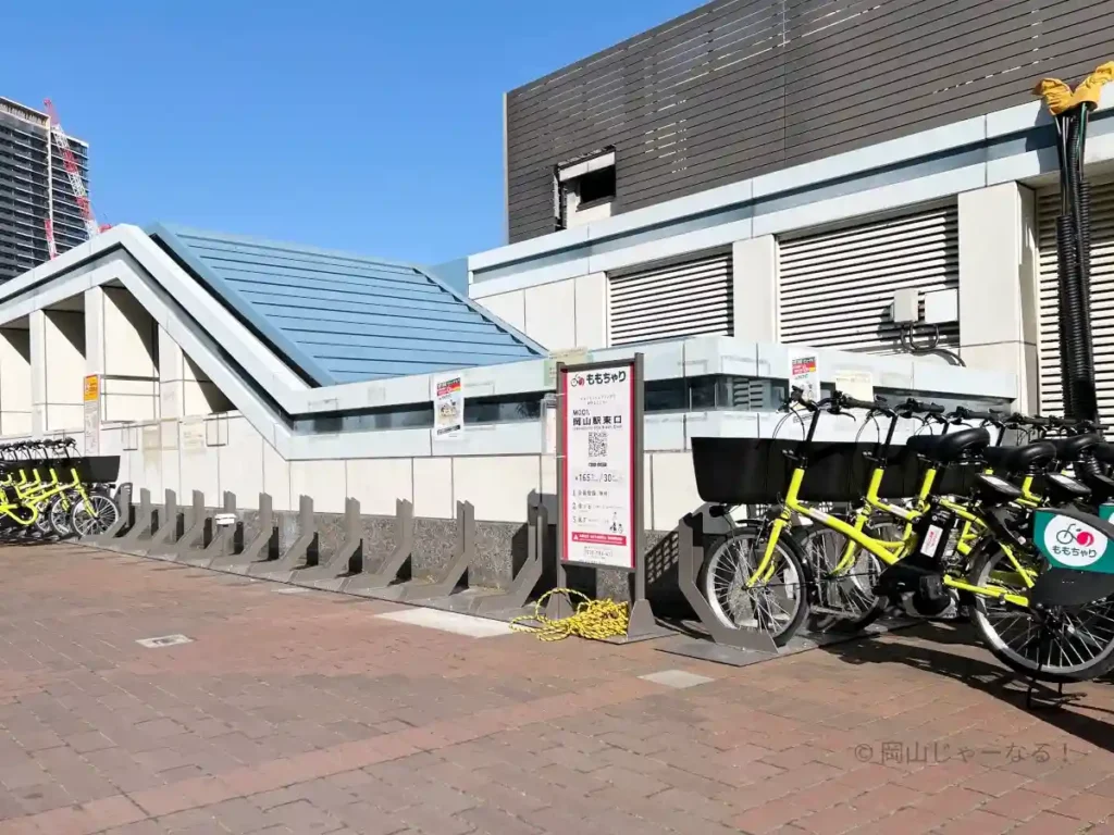 岡山駅東口ポート（No.1）。東口広場を出てすぐの場所にあるももちゃりポート