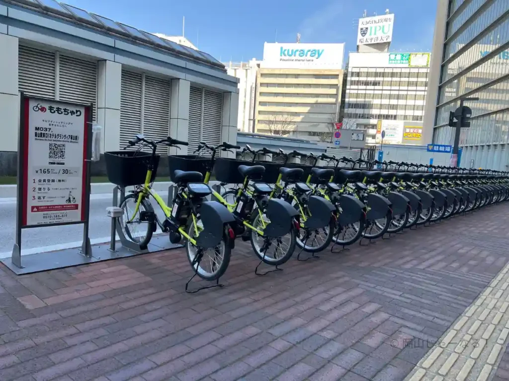 ホテルグランヴィア岡山前ポート（No.37）。ホテル前の落ち着いた場所にあるももちゃりポート