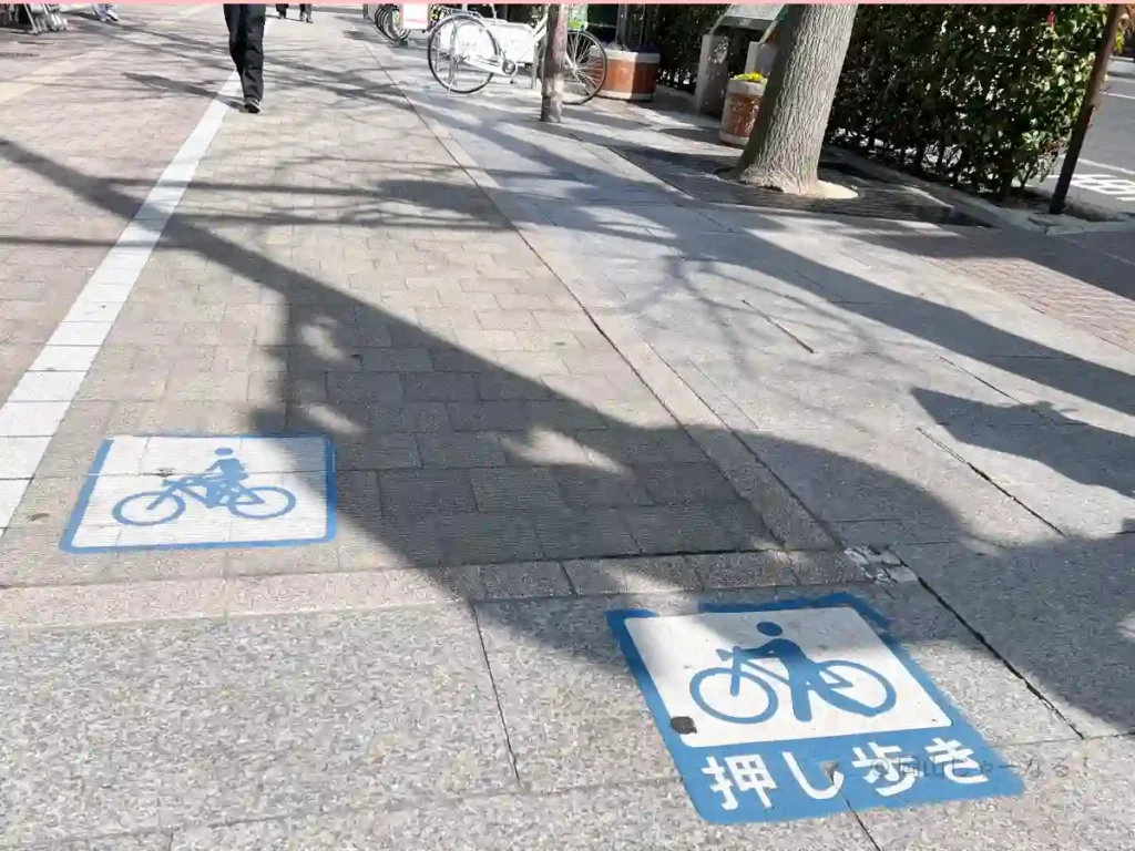 桃太郎大通りの「自転車押し歩き」標識