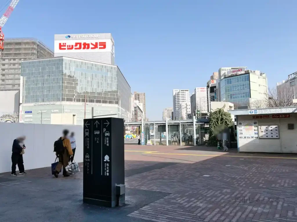 岡山駅東口広場から見えるビックカメラの看板