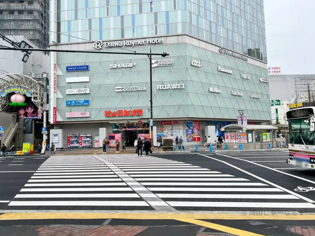 岡山駅東口側のビックカメラ前