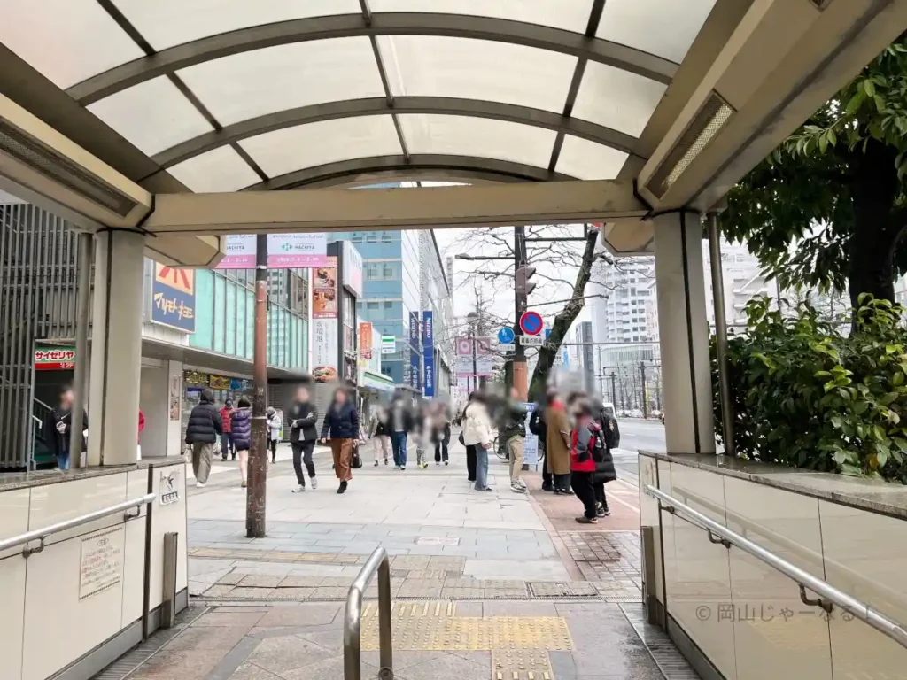 岡山駅地下街のスロープを上がった先に見えるマツモトキヨシ