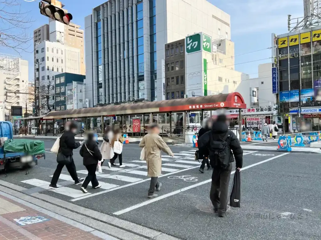 マツモトキヨシ前から見た路面電車「岡山駅前電停」