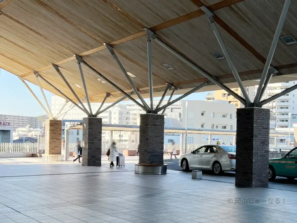 岡山駅西口タクシー乗り場。岡山駅2階デッキに位置している。