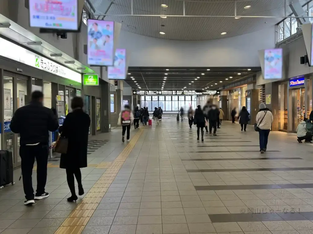 改札から左、東口への通路。