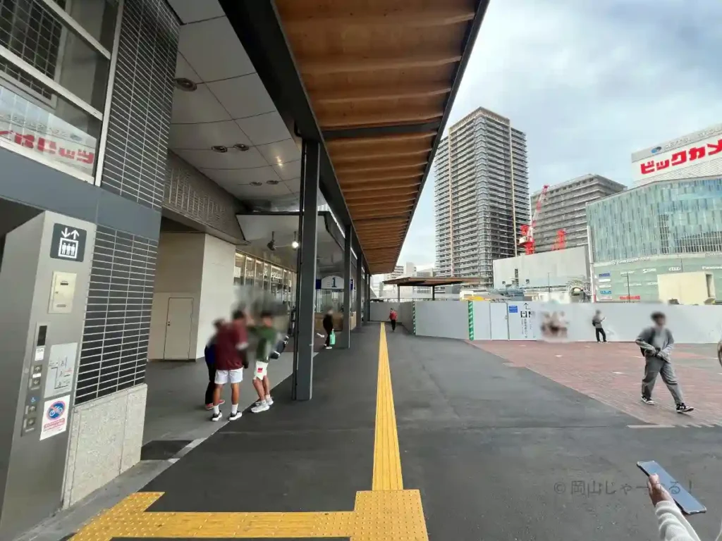 岡山駅東口駅前広場の工事の様子。白い工事フェンスが設置されており、タクシー乗り場が奥に隠れて見えにくくなっている様子が写っている。