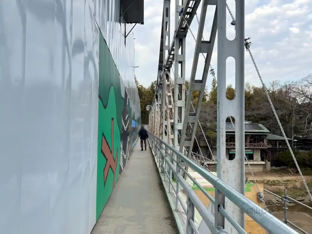 月見橋を渡っている途中の様子