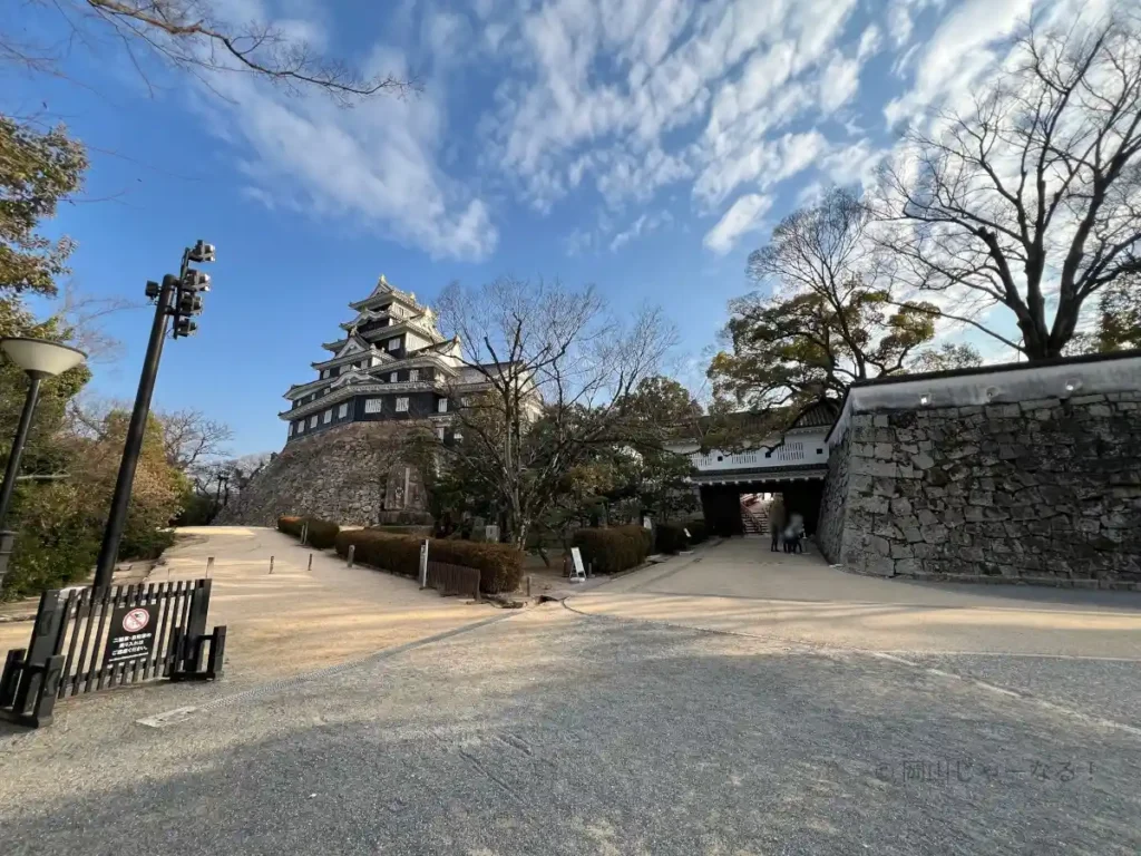 天守閣と廊下門、右に月見櫓