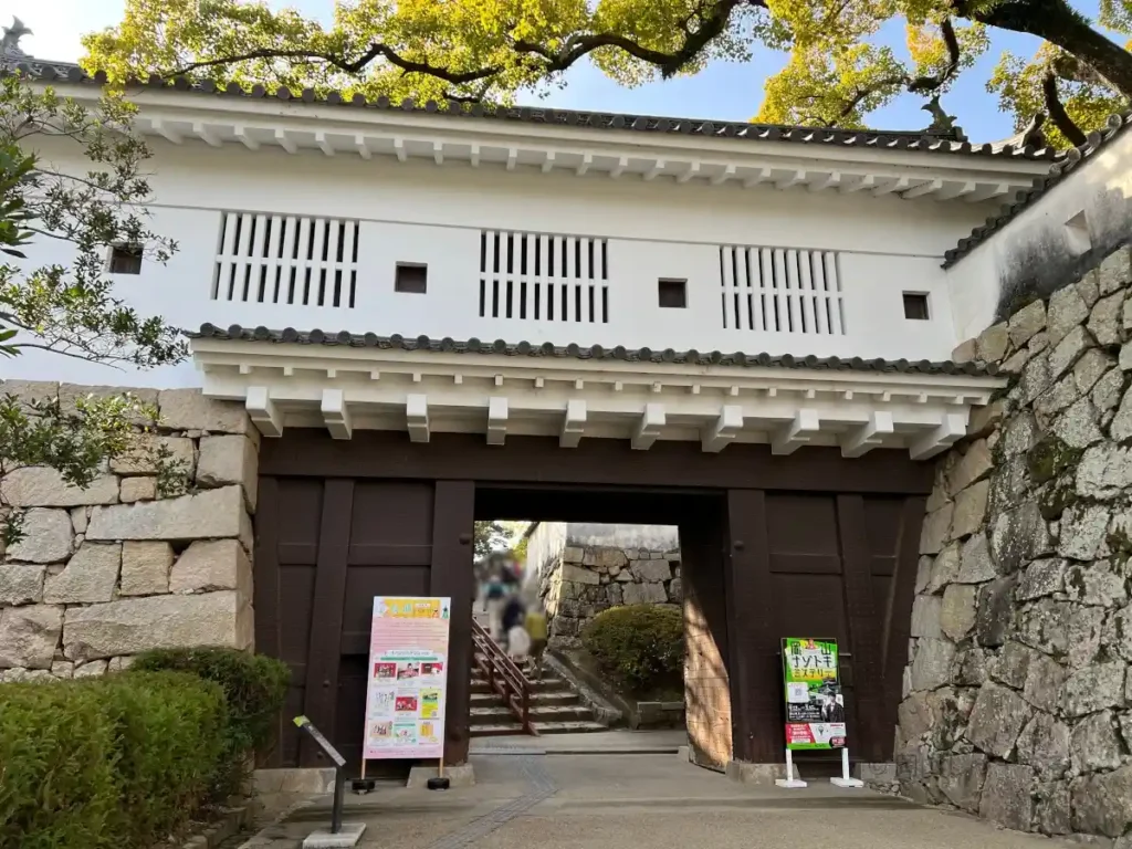 後楽園側の岡山城本丸入口(廊下門)