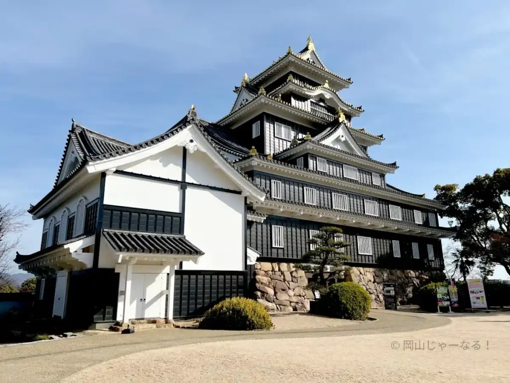 天守南側から見た岡山城