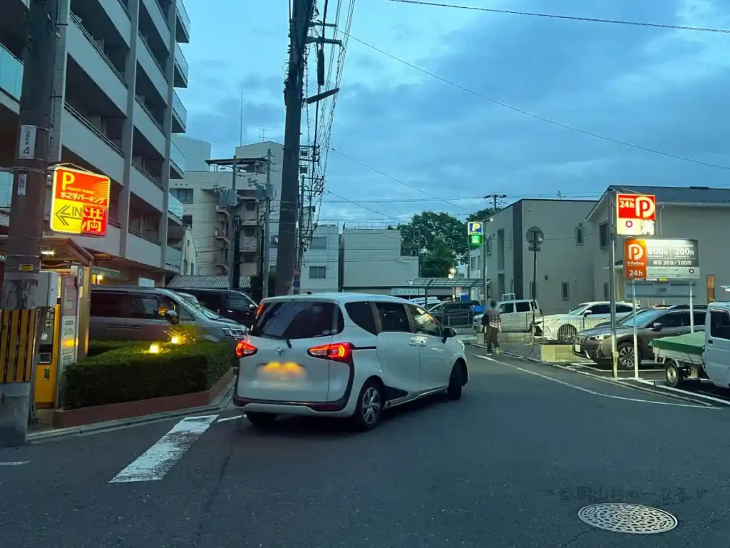 京橋朝市開催日の早朝に満車となった会場周辺のコインパーキング