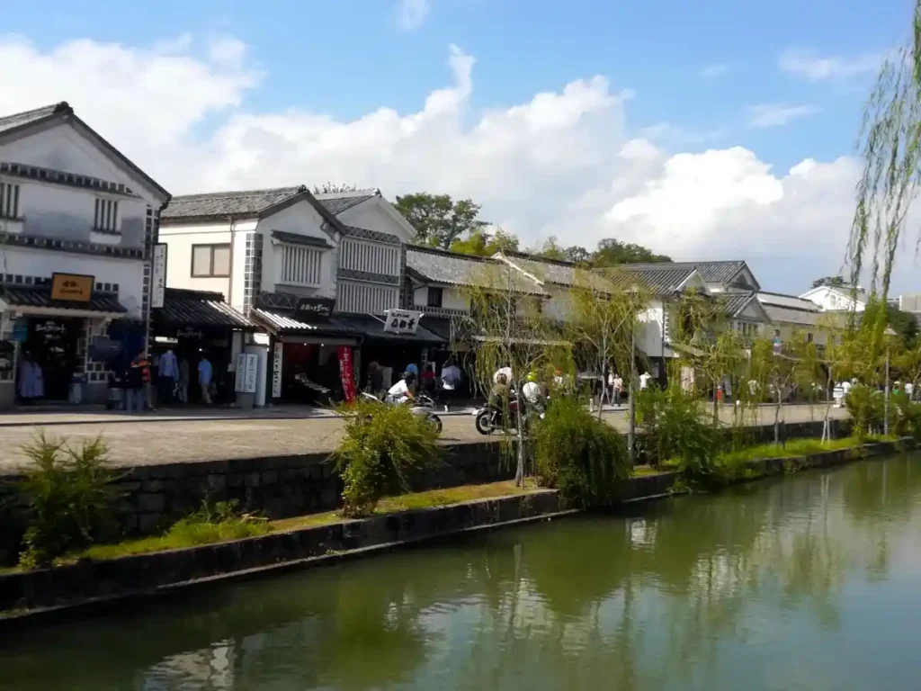 美しく保存された倉敷美観地区の町並み写真