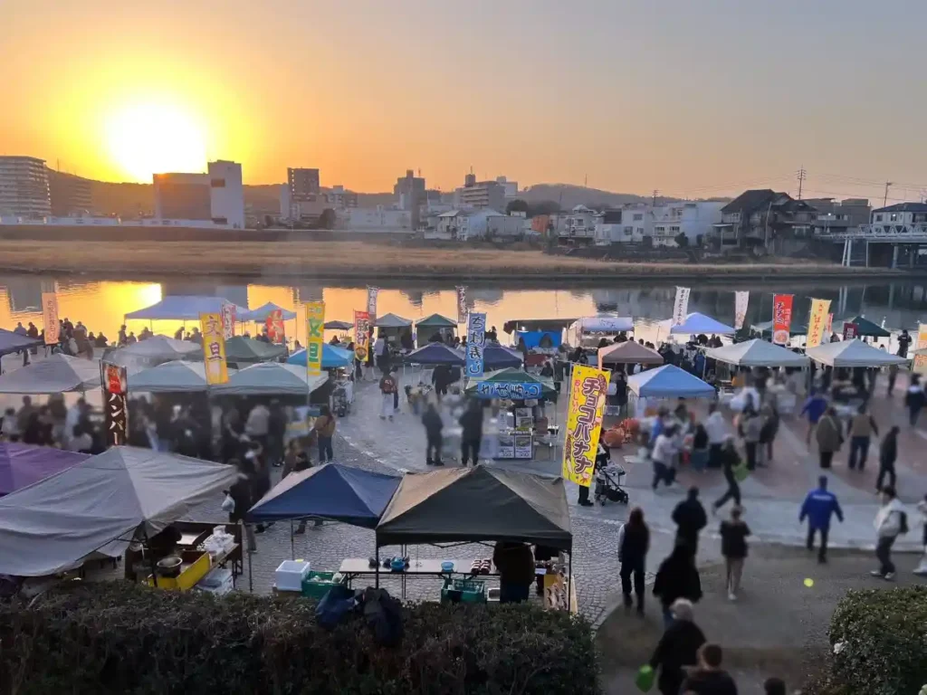 日の出直後の込み合っている会場