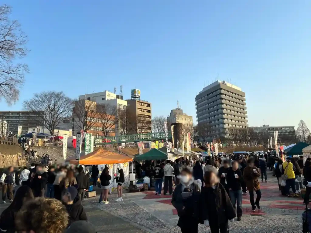 京橋朝市の込み合う会場
