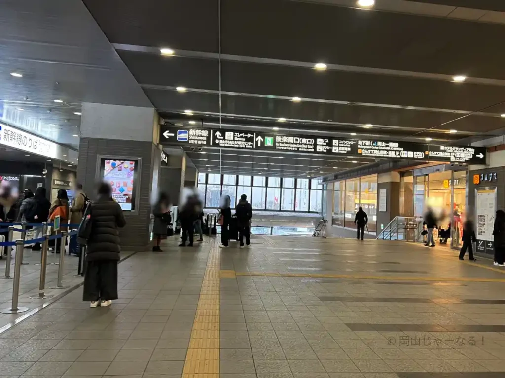 岡山駅2階の新幹線改札前と東西連絡通路の様子