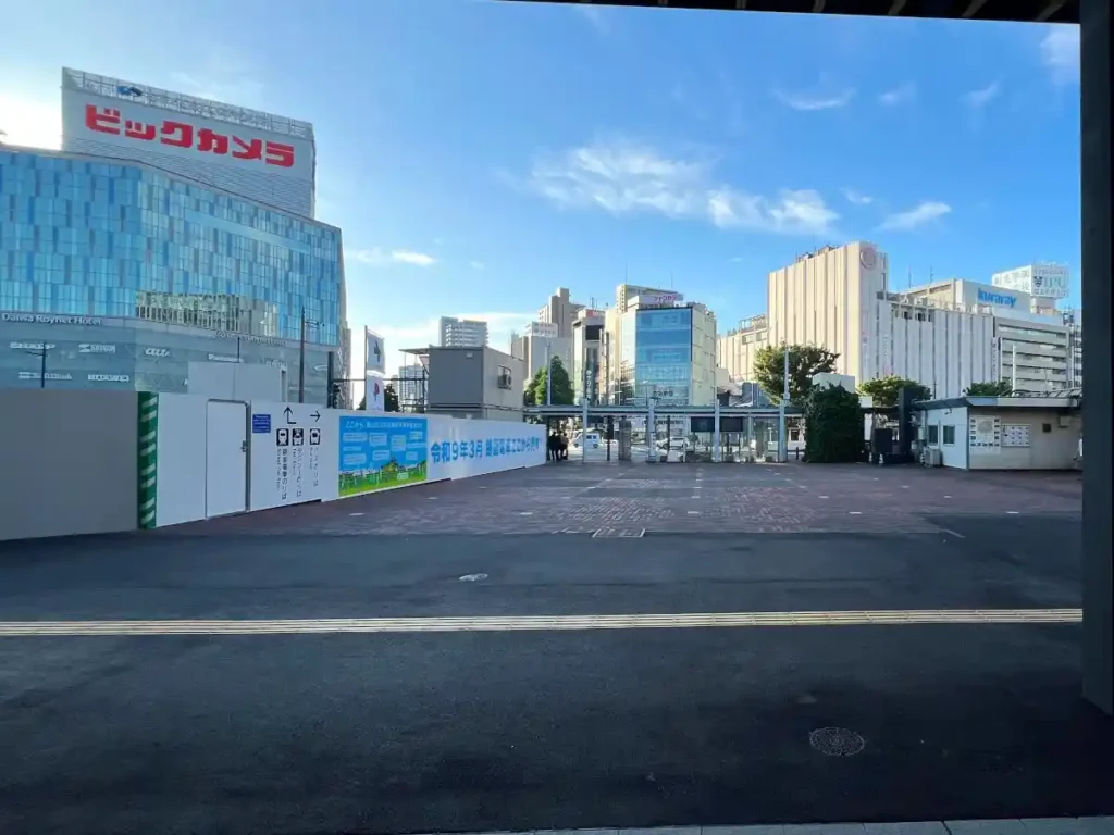 岡山駅東口広場から各乗り場へ向かう案内表示と通路
