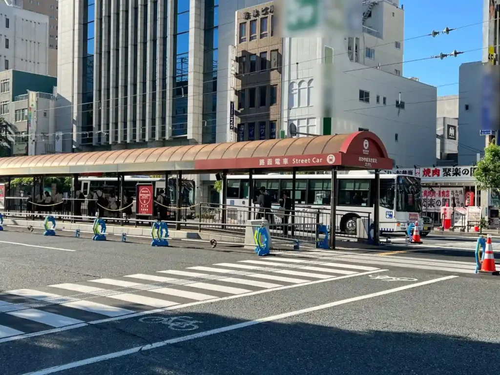 岡山駅東口側にある路面電車(岡山駅前電停)の乗り場風景